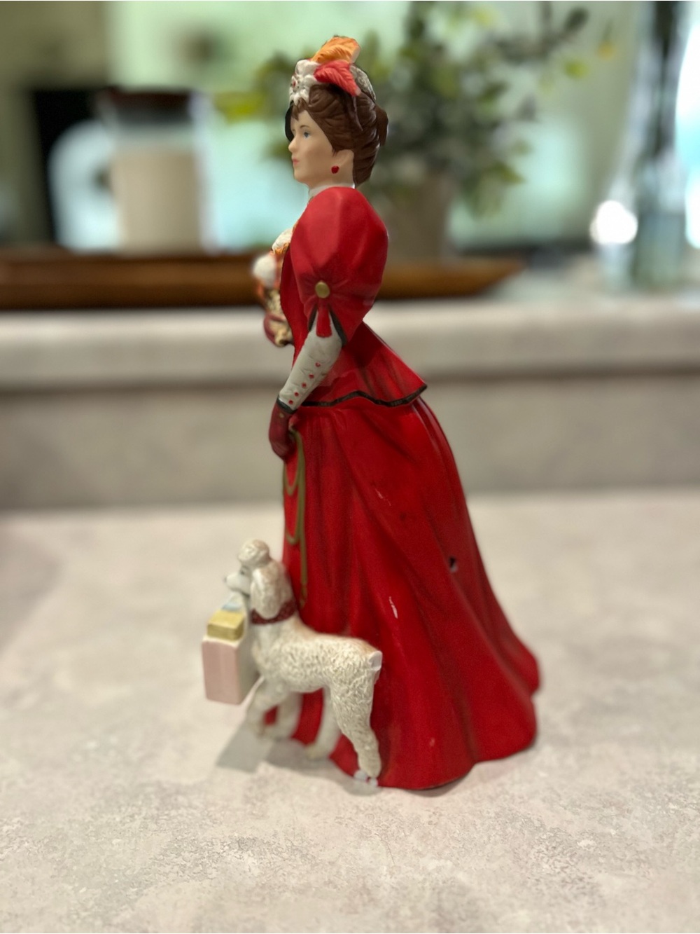 1997 Avon Mrs Albee Award Figurine Victorian Lady w Poodle Rare - Picture 5 of 8